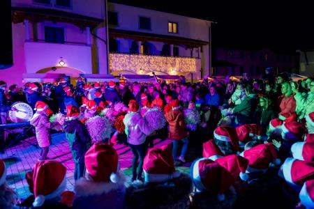 Prihod Dedka Mraza s spremstvom